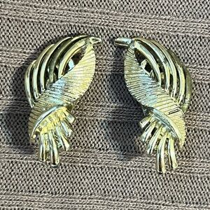 Vintage Delsa signed gold tone leaf clip on earrings